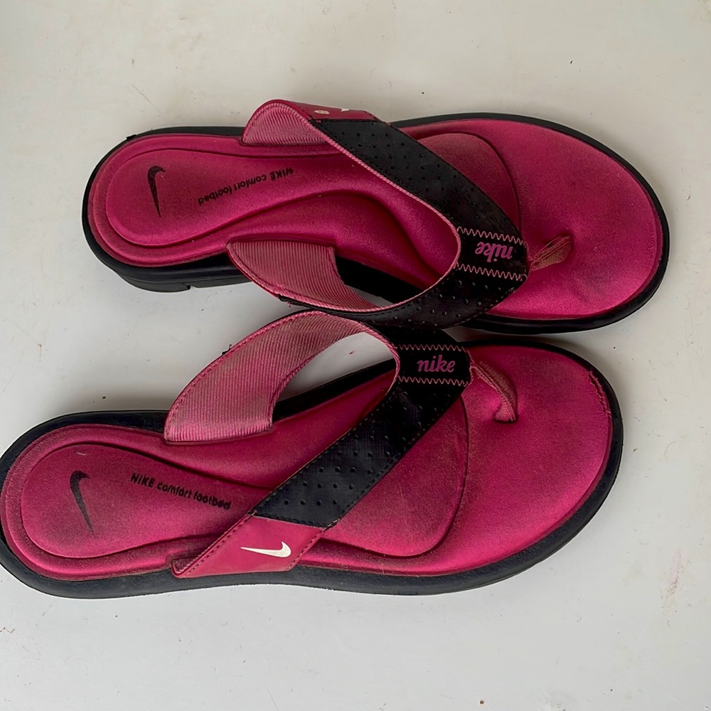Pink Nike Cushioned Flip-flops.